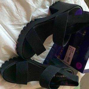 Brand new! Very cute chunky heel, comfortable to walk in